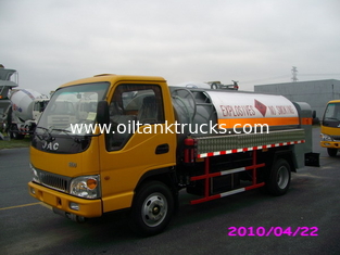 4000L 4x2 JAC Chassis (115HP) Mobile Refueling Truck For Light Gasoline Delivery